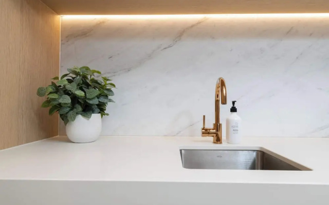 Luxuria Apartments - Collins House