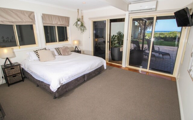 T E Peters Waterfront Holiday Home