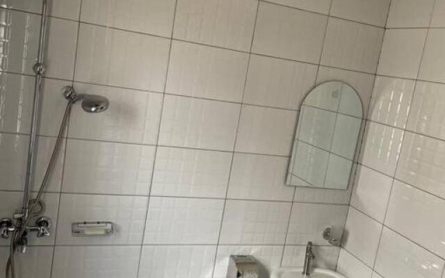 JD1 Lakeview 1 Bed Apt Makindye. Wifi/ Netflix