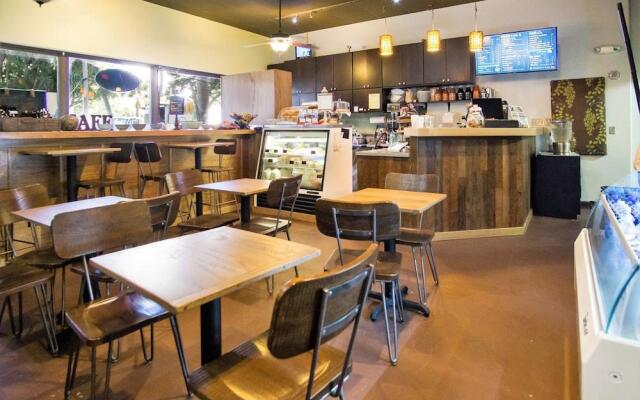 Waikiki Banyan - Partial Ocean View Tower 2 Suite 1204