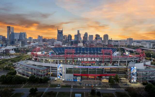 La Quinta Inn & Suites by Wyndham Nashville Downtown / Stadium