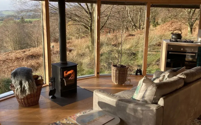 Luxury and Peaceful 1-bed Roundhouse With Hot Tub