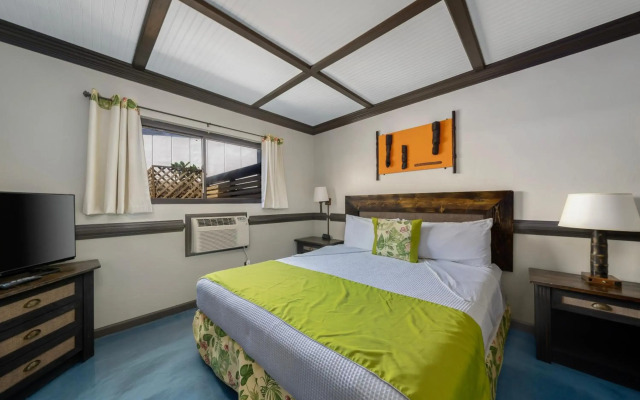 Caliente Tropics Hotel