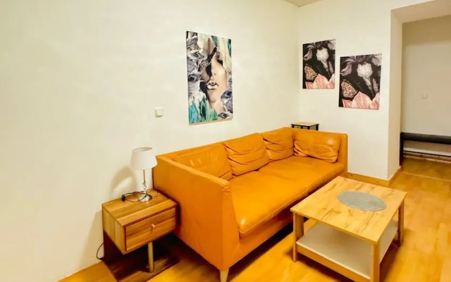 Cozy 2BR Apt Sleeps 6 Direct City Access