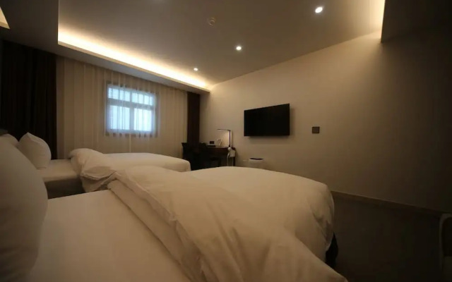 Hotel J's