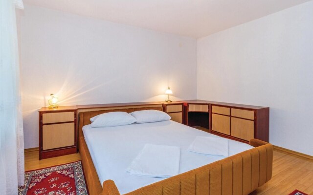 Stunning Home in Knezica With Wifi and 2 Bedrooms