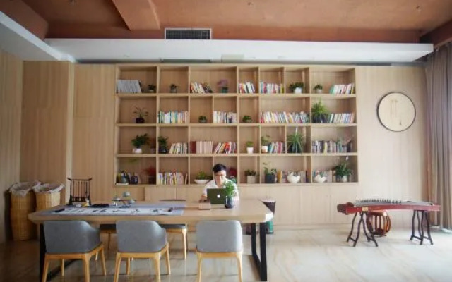 Huaju Hotel (Suzhou Taihu Xukou  subway station shop)