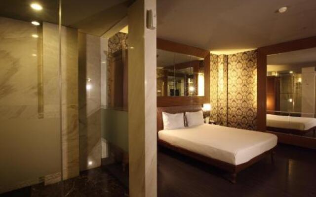 Illigals Hotel & Club