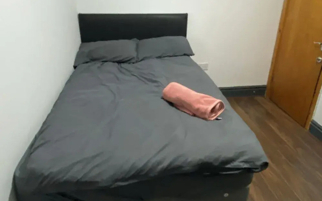 Room in Guest Room - Nice big Room in Coventry