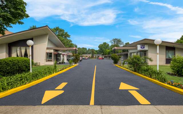 Knights Inn - Burlington ON