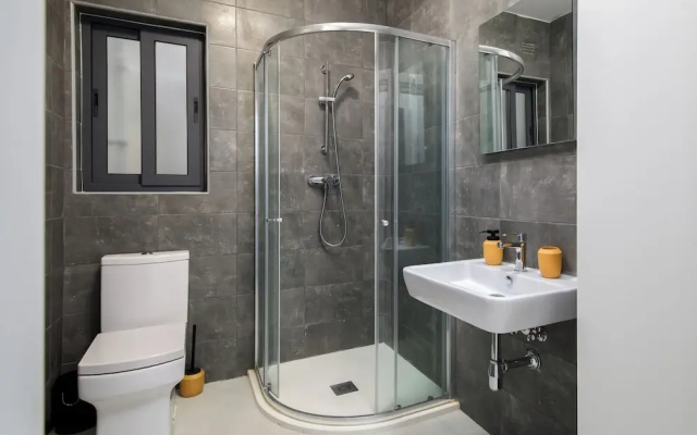Cosy & Modern 1 BR APT - 2 mins from sea