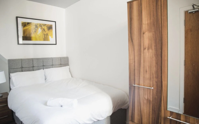 Room in Guest Room - Cheerful Big Room in City