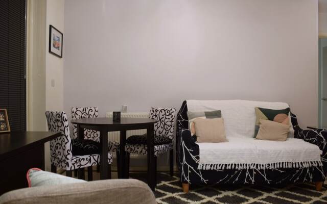 Modern 1 Bedroom Apartment With Balcony