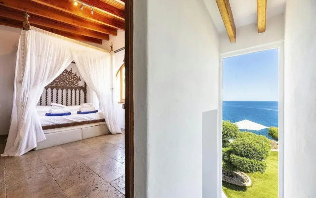 Magnificent Villa With sea Views