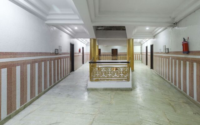Collection O 50114 S R Grand Charbagh