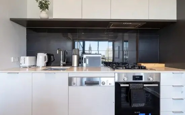 Modern 2B Apt with Views Near Swinburne University