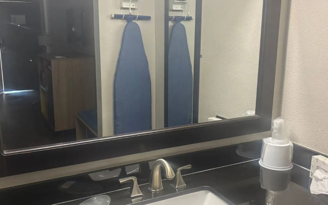 Days Inn & Suites by Wyndham Byram