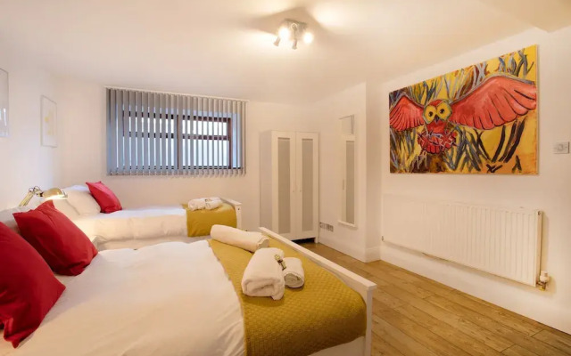 Rest & Recharge Regents CT 2bed For 7