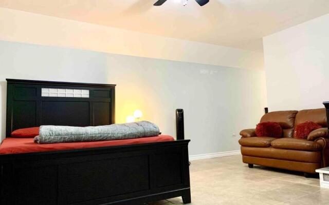 1-bedroom place with free parking on premise