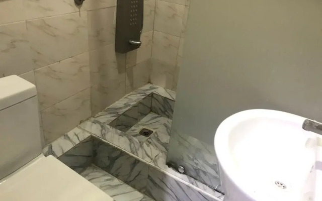 Six Diamond Hotel