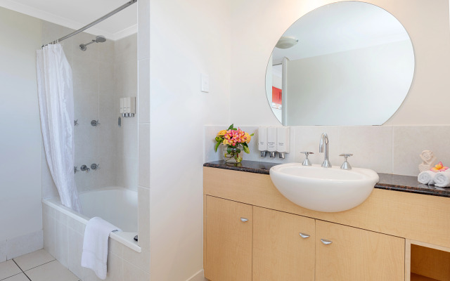 Bay Village Tropical Retreat & Apartments