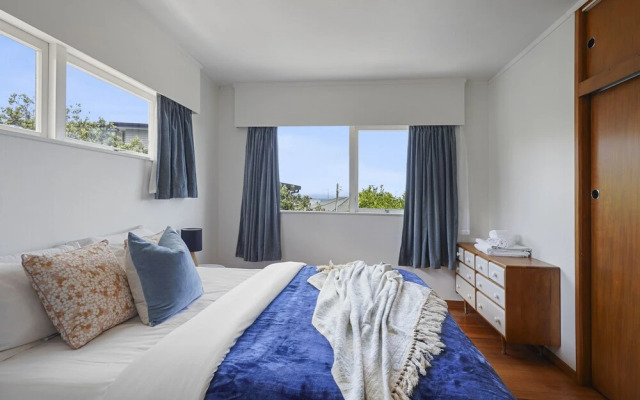 Dazzling Mairangi Bay Retreat Sea Views