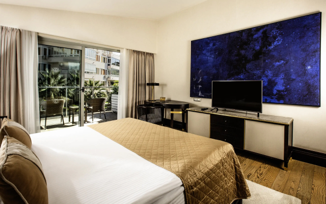 Charisma De Luxe Hotel