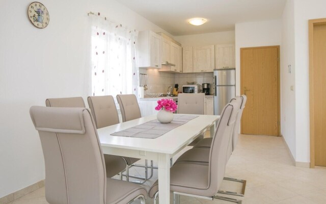 Amazing Home in Drenje With Wifi and 4 Bedrooms