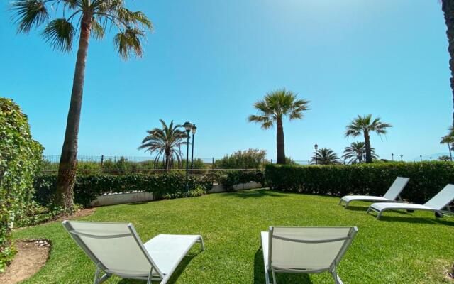 Front-line garden apartment in Palm Beach, Marbella