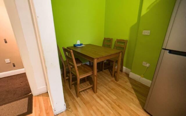 Large Glasgow South Family Home - Free Parking