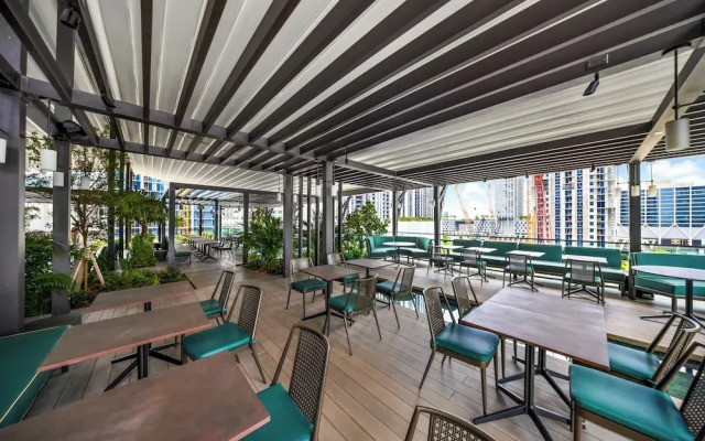 Chic Downtown 1BR with Stunning Views