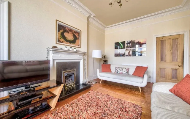 Lovely and Spacious 2BR Home on Comiston Road