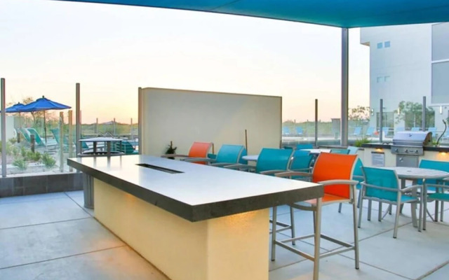 Luxury King -TPC Shops Dining Close S200
