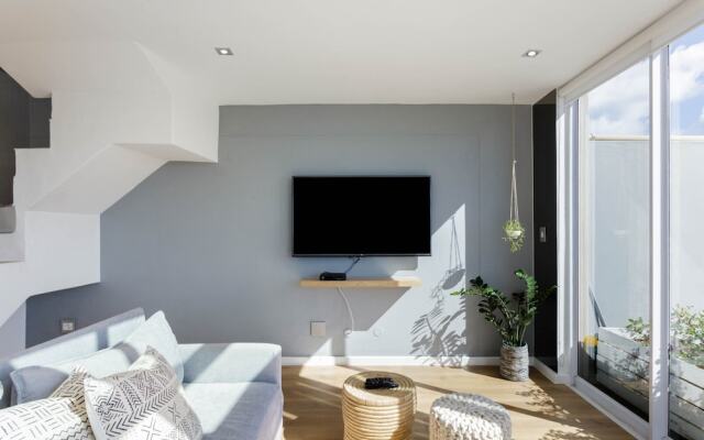 Modern, Chic Penthouse With Mountain, City Sea Views