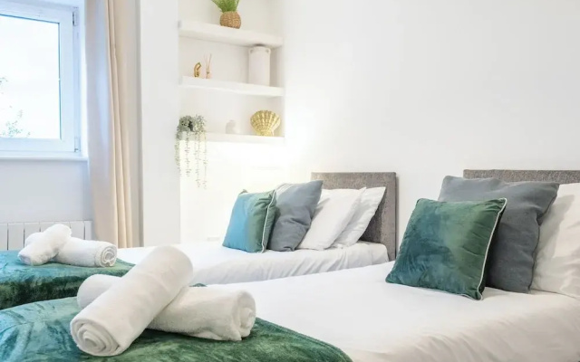 Modern 2BR Apartment with Water Views