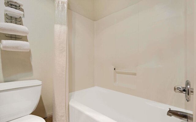 Super 8 Riverside/Kansas City