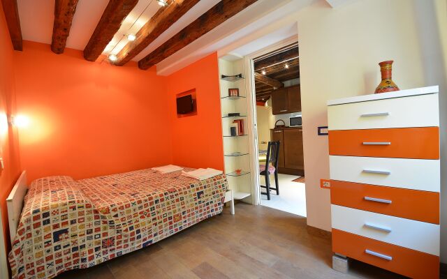 BIENNALE EASY aircond, 2pax wifi,courtyard