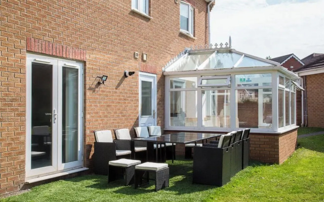 5 Bed Detached House - Sleeps 14