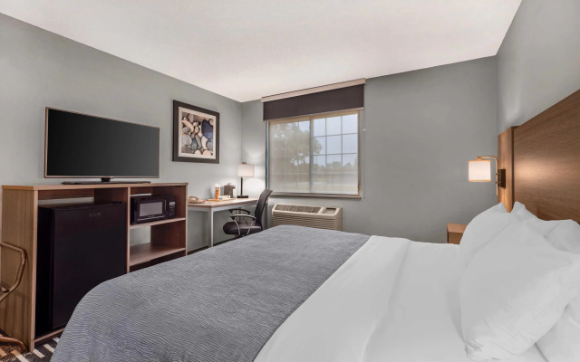 Quality Inn Chesterton near Indiana Dunes National Park I-94