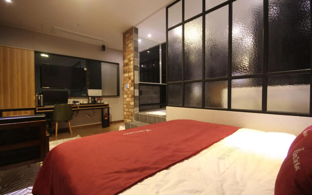 Hotel The May