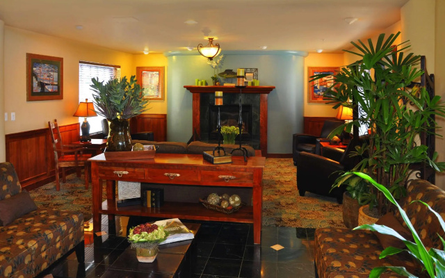 Oxford Suites Portland - Jantzen Beach
