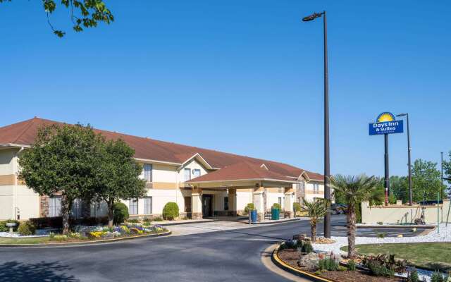 Days Inn & Suites by Wyndham Commerce