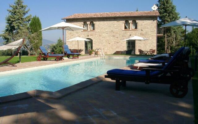 7 bedrooms villa with private pool enclosed garden and wifi at Loc Ramazzano Perugia