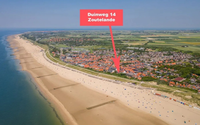 Cozy Holiday Home 3 Minutes From the Beach!