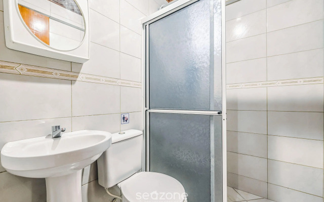 Apto c/varanda a 3min da praia de Bombas FDL103