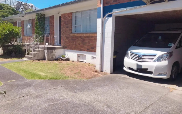 Bright Eden Park two bed townhouse private parking