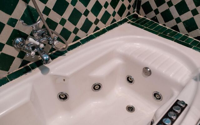 Eva Recommends Abades