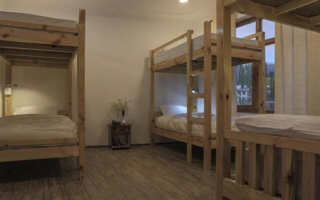Ree Hostel By Raybo