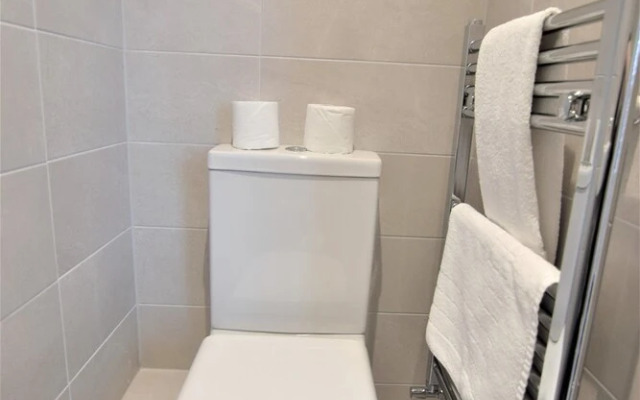 Modern two Bedroom Next TO Brighton Station