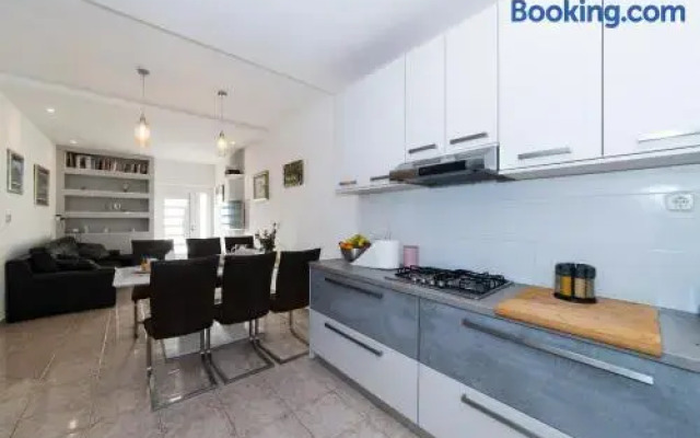 Family friendly apartment, great for children, huge yard and lots of toys